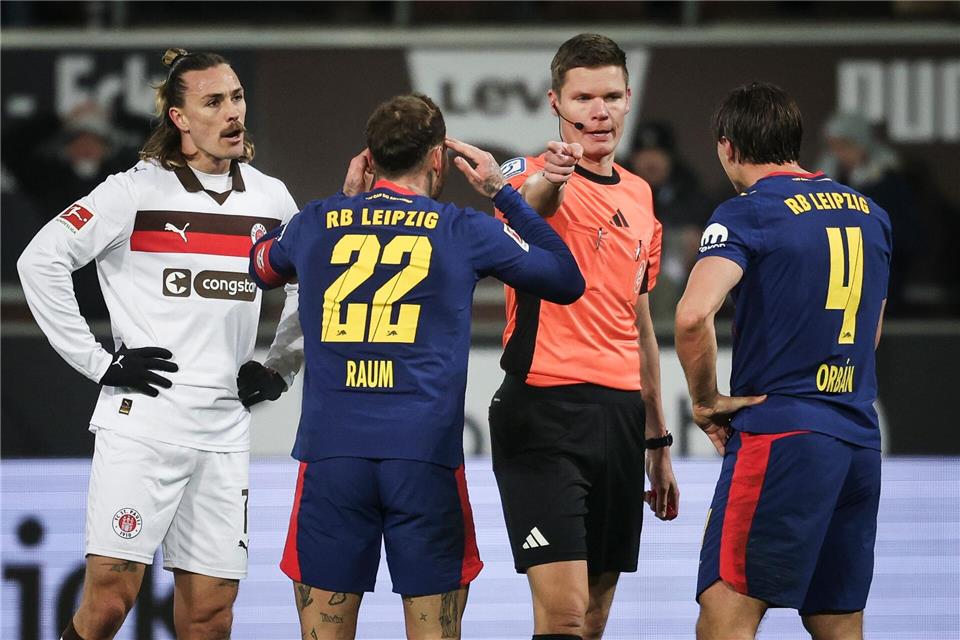 Will es erst nicht wahrhaben: Leipzigs David Raum beim Schiedsrichter.Christian Charisius/dpa