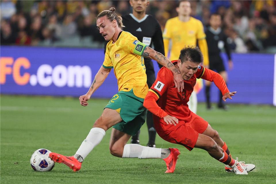Will für Australien bei der WM spielen: Kapitän Jackson Irvine (l), hier im März 2025 gegen Chinas Li Yuanyi.James Elsby/AP/dpa