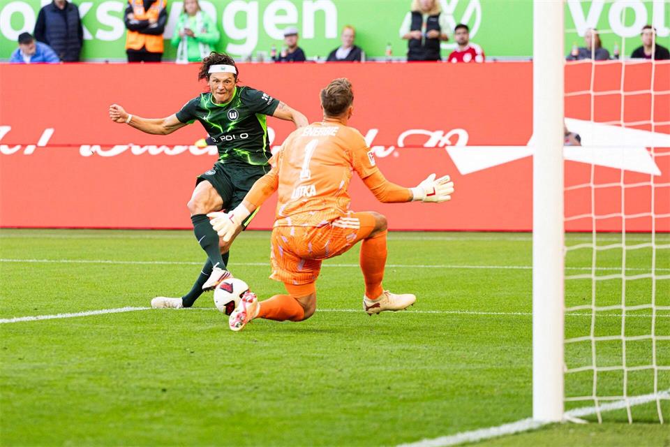 Will jetzt mit Wolfsburg in die Bundesliga: Fabian Reese (l). (Archivbild)Michael Matthey/dpa