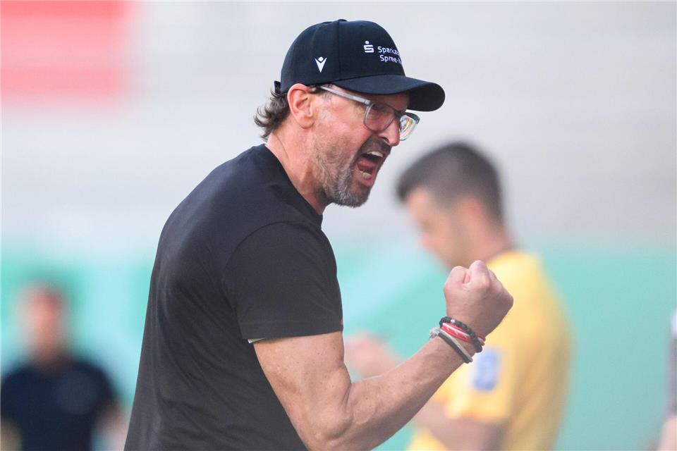 Will mit Cottbus in die 2. Bundesliga: Trainer Claus-Dieter Wollitz. (Archivbild)Robert Michael/dpa