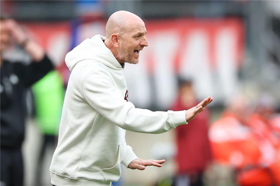 Will mit seinem Team auswärts endlich mal überzeugen: FCK-Trainer Trainer Torsten Lieberknecht.Daniel Karmann/dpa