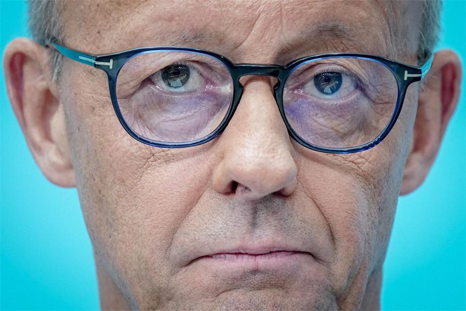 Will nicht aufgeben: Kanzler Friedrich Merz. Kay Nietfeld/dpa