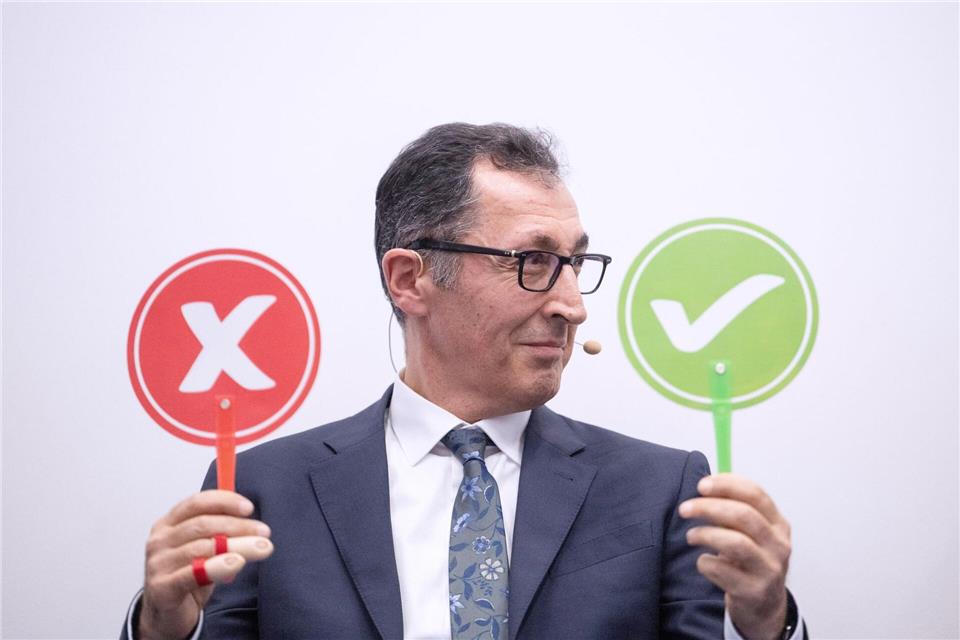 Will sich vor allem auf bessere Leistungen im Schulsystem und nicht auf Strukturdebatten konzentrieren: Grünen-Spitzenkandidat Cem Özdemir. Marijan Murat/dpa