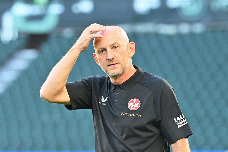 Will sich wieder auf den Sport konzentrieren: FCK-Trainer Torsten Lieberknecht. (Archivbild)Swen Pförtner/dpa