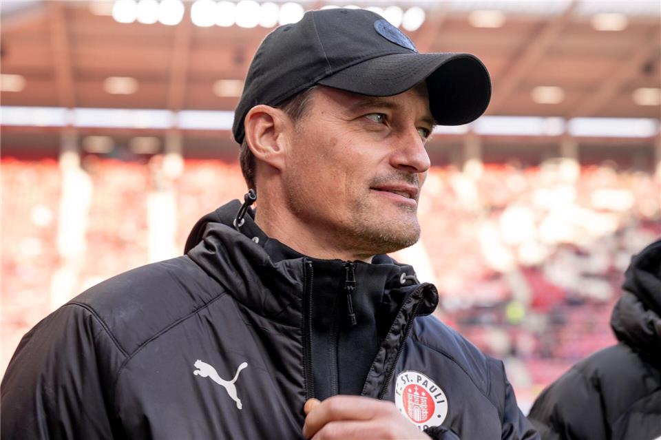 Will unbedingt gegen RB Leipzig spielen: St. Paulis Cheftrainer Alexander Blessin (Archivbild)Torsten Silz/dpa