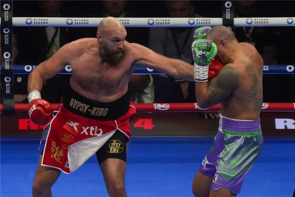 Will wieder boxen: Der ehemalige Schwergewichts-Weltmeister Tyson Fury (l). (Archivbild)Frank Augstein/AP/dpa