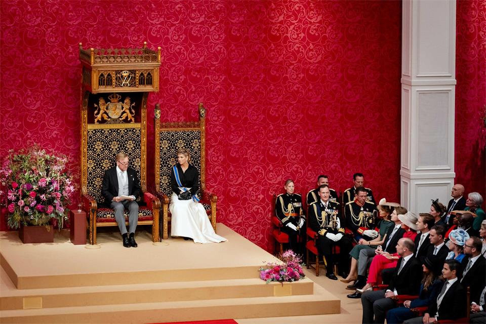 Willem-Alexander und Máxima sitzen vor den Kammern des Parlaments.Robin Van Lonkhuijsen/ANP/dpa
