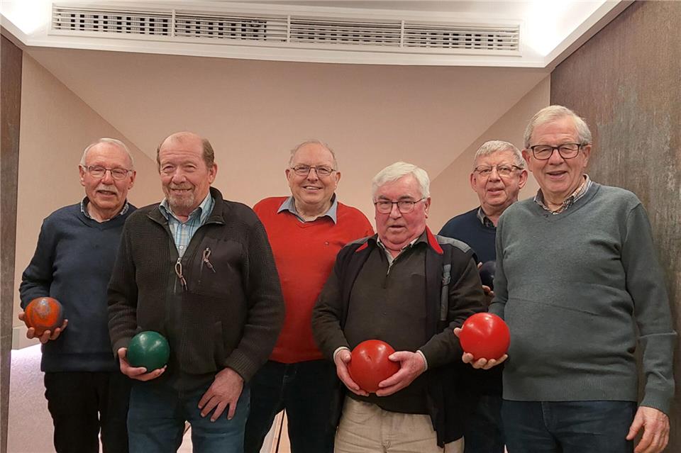 Willi Buskamp, Hubert Hinzelmann, Martin Becker, Josef Meyering, Hermann Epping und Hans-Dieter Strothmann (v. l.) freuen sich über das Jubiläum des Kegelclubs.