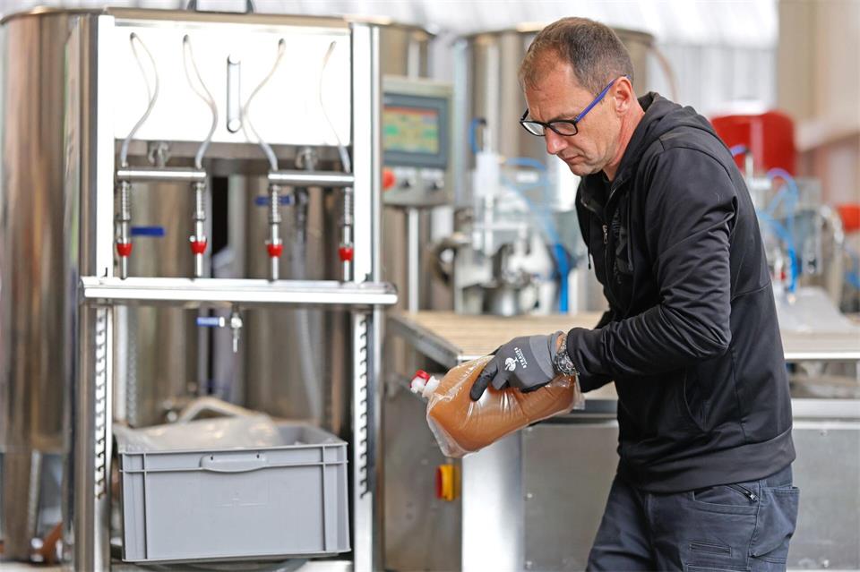 Willi Friedrich macht nicht nur Saft aus heimischen Früchten, er verwertet auch das, was übrig bleibt - Trester wird zu Pektin, Tierfutter oder Brennstoff. Matthias Bein/dpa