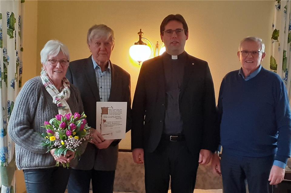 Willi Hoppmann (2.v.l.) wurde für sein 40-jähriges Engagement im Kirchenchor geehrt.