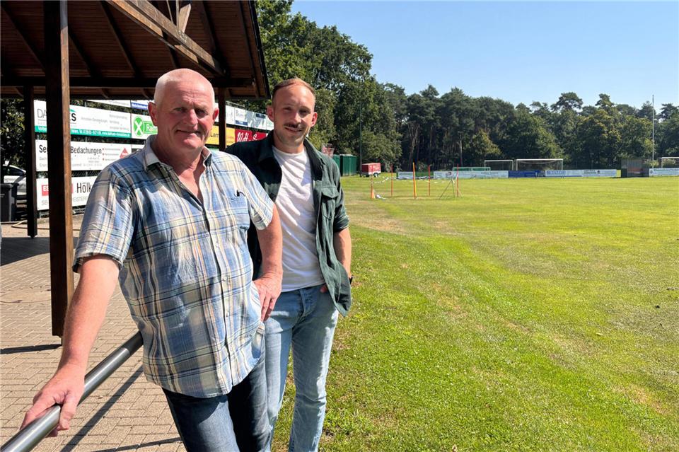 Willi Maas und Tim Merten vom Vorstand der SF Nordvelen freuen sich auf die Jubiläumsfeier ihres Vereins.