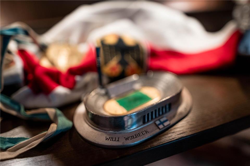 Willi Wülbeck hat noch viele Erinnerungsstücke an seine lange vergangene Laufbahn.Fabian Strauch/dpa