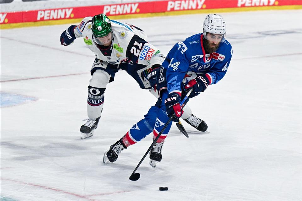 William Worge Kreü (r) ist einer von insgesamt sieben Spieler, die den Vize-Meister Adler Mannheim verlassen werden. (Archivbild)Uwe Anspach/dpa
