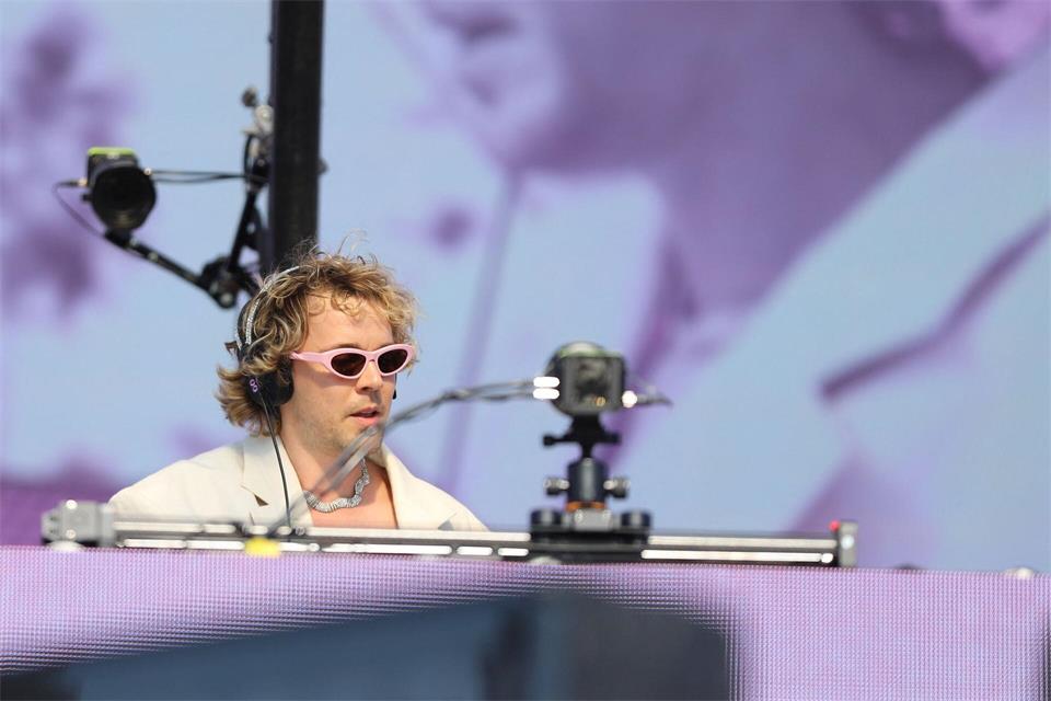 „Willkommen auf der politischen Veranstaltung“, rief etwa DJ Felix Jaehn von der Bühne aus seinen Fans zu. Sascha Thelen/dpa