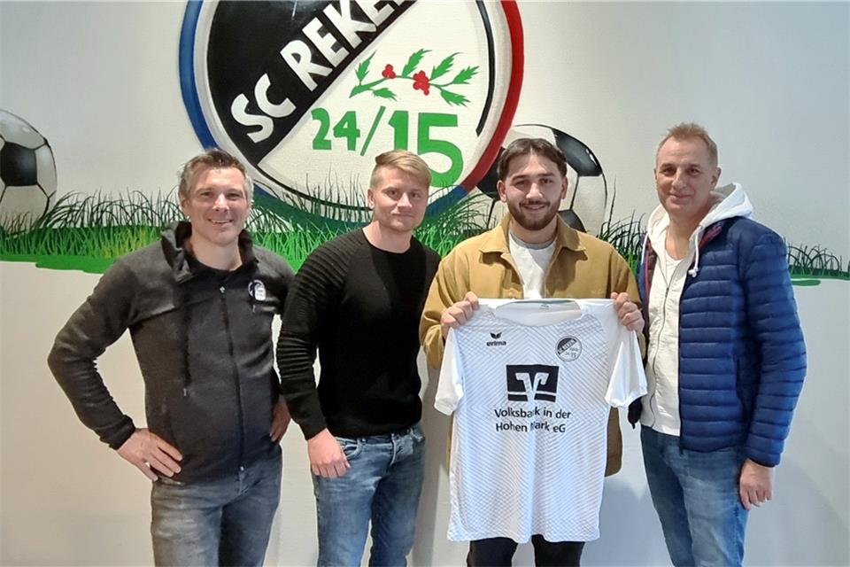 Willkommen in Reken: Der Sportliche Leiter Asmir Sekic (links), Klubchef Olaf Lange (rechts) und der künftige SC-Trainer Dave Marnold (2. von links) freuen sich über Verpflichtung von Yusuf Keskin.