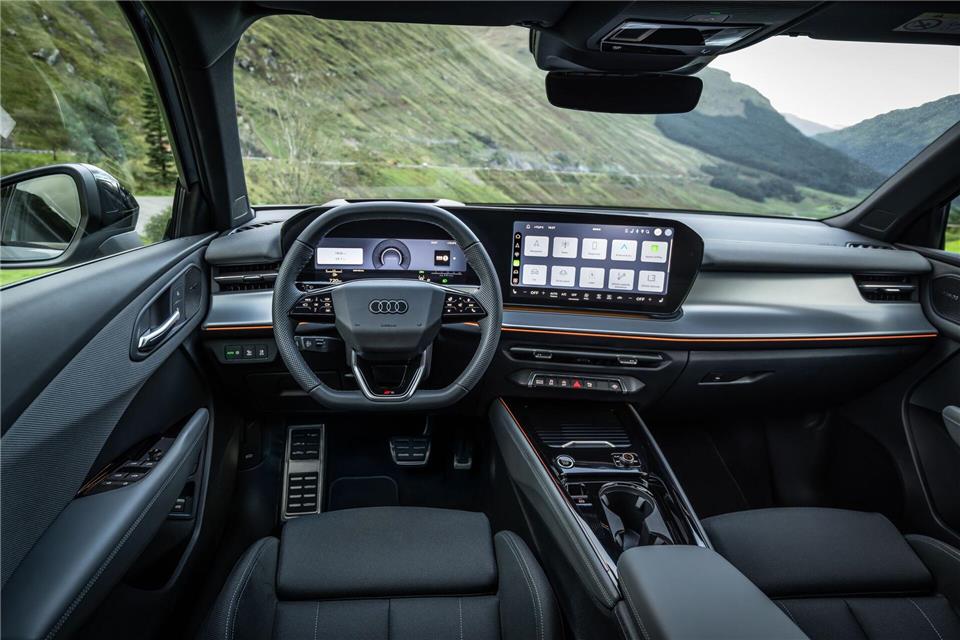 So will der neue Audi Q3 die SUV-Konkurrenz überstrahlen Willkommen in der Familie: Eine solche Bildschirmwand kennt man von anderen neuen Audi-Modellen.Audi AG/dpa-tmn