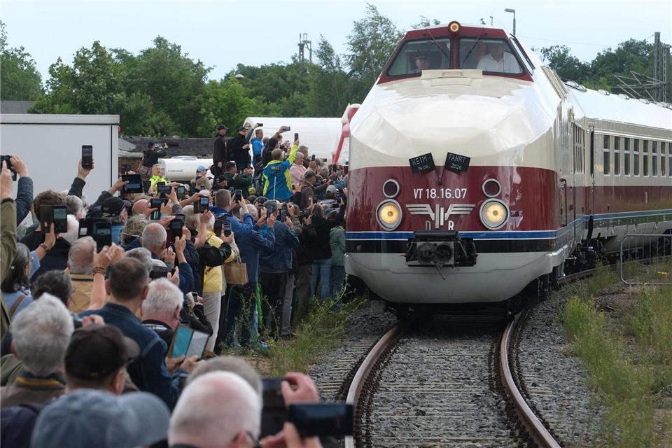 Willkommensfest für einen Zug-Oldtimer: Zahlreiche Schaulustige haben in Radebeul den historischen Schnellzug in Empfang genommen. Sebastian Willnow/dpa