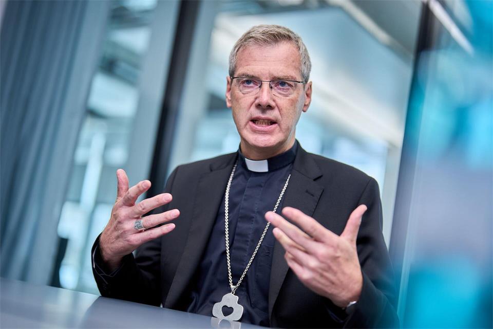 Wilmer betonte, dass die Kirche mit den Menschen, die AfD wählen, im Gespräch bleiben müsse.Michael Kappeler/dpa