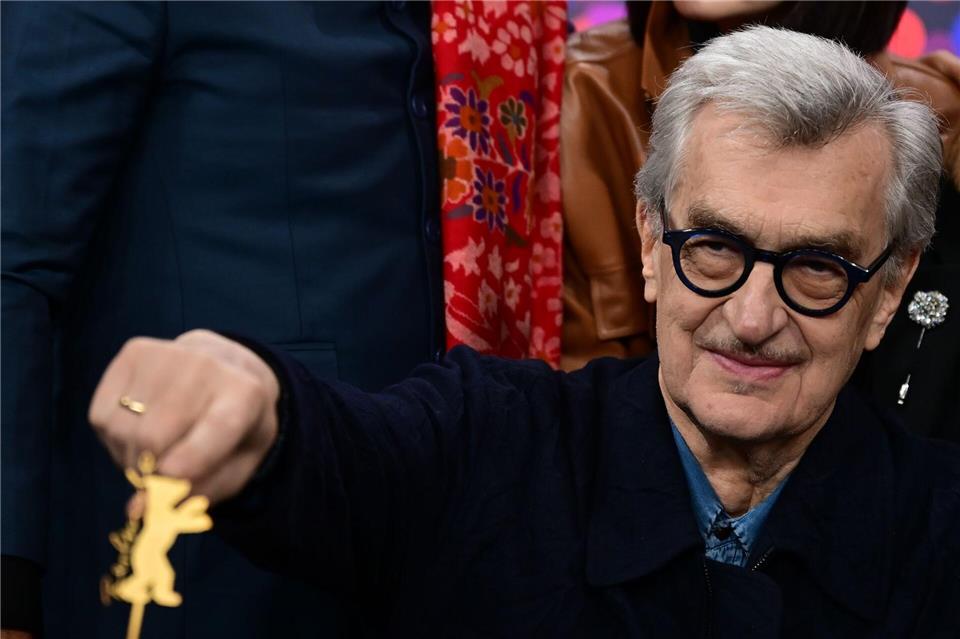 Wim Wenders, Vorsitzender der Jury der Berlinale, fasst während der Pressekonferenz der Internationalen Jury der Berlinale am Eröffnungstag im Pressezentrum einen Berlinale-Aufsteller an.Sebastian Christoph Gollnow/dpa