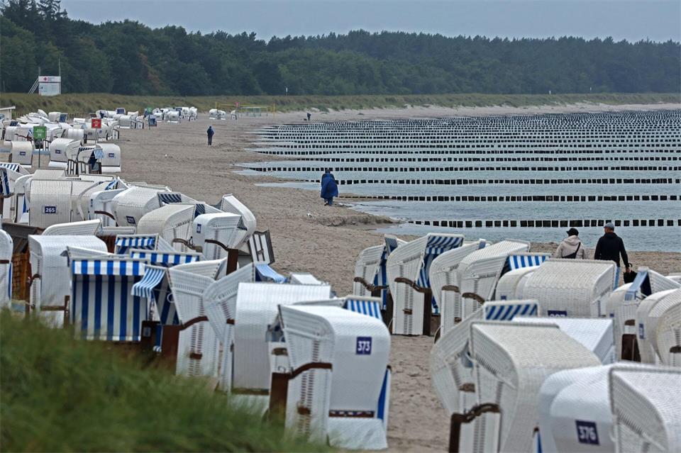 Wind, Regen und Wolken werden zum Wochenstart im Norden erwartet. (Symbolbild)Bernd Wüstneck/dpa