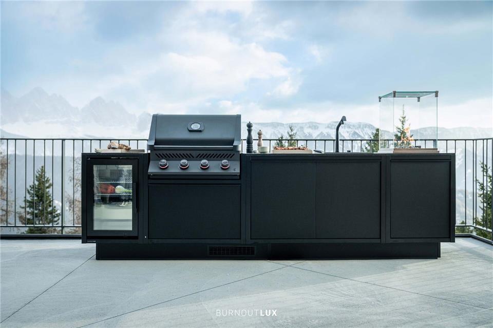 Wind und Wetter ausgesetzt: Eine Küche im Freien sollte aus hochwertigen, witterungsbeständigen und rostfreien Materialien bestehen.AMK/dpa-tmn