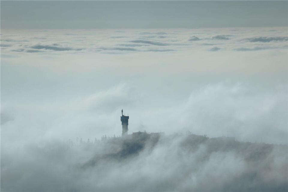 Wind und trockenes Wetter haben Skifahren am Wurmberg bisher verhindert. (Archivbild)Matthias Bein/dpa