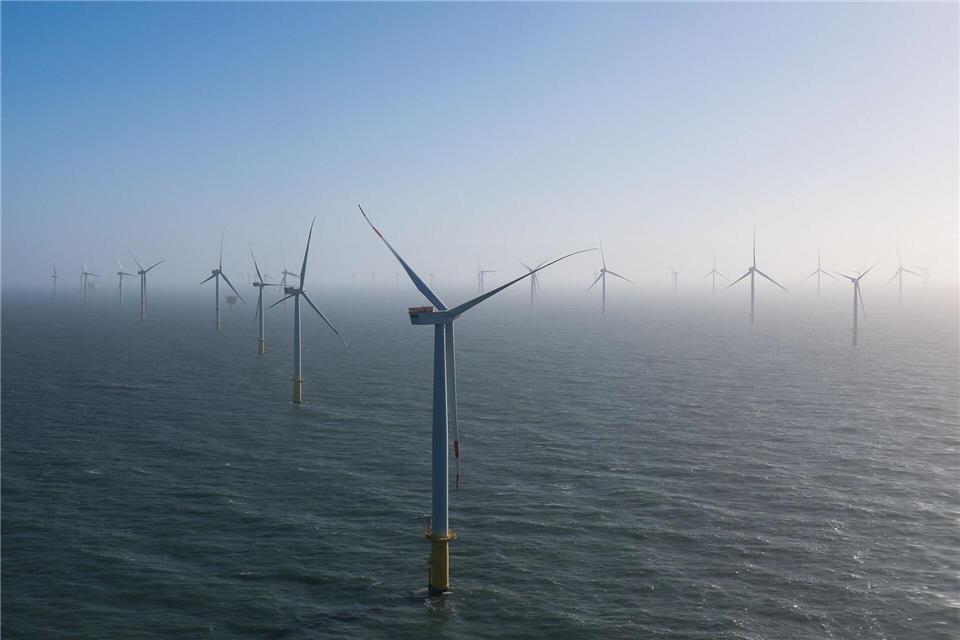 Windkraftanlagen sind ein Teil des Geschäfts von RWE. (Archivbild)Christian Charisius/dpa