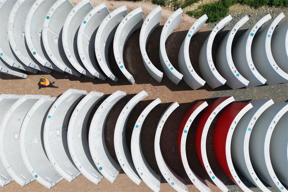 Windrad-Bauteile wurden im Forstenrieder Park mit Farbe beschädigt. (Symbolbild)Patrick Pleul/dpa