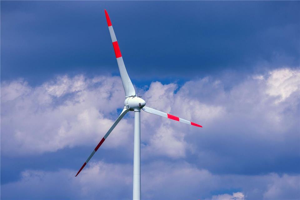 Windrad verliert Kopf und Flügel: Warum die Windkraftanlage havarierte ist nach Angaben der Behörden unklar. (Symbolbild)Jens Büttner/dpa