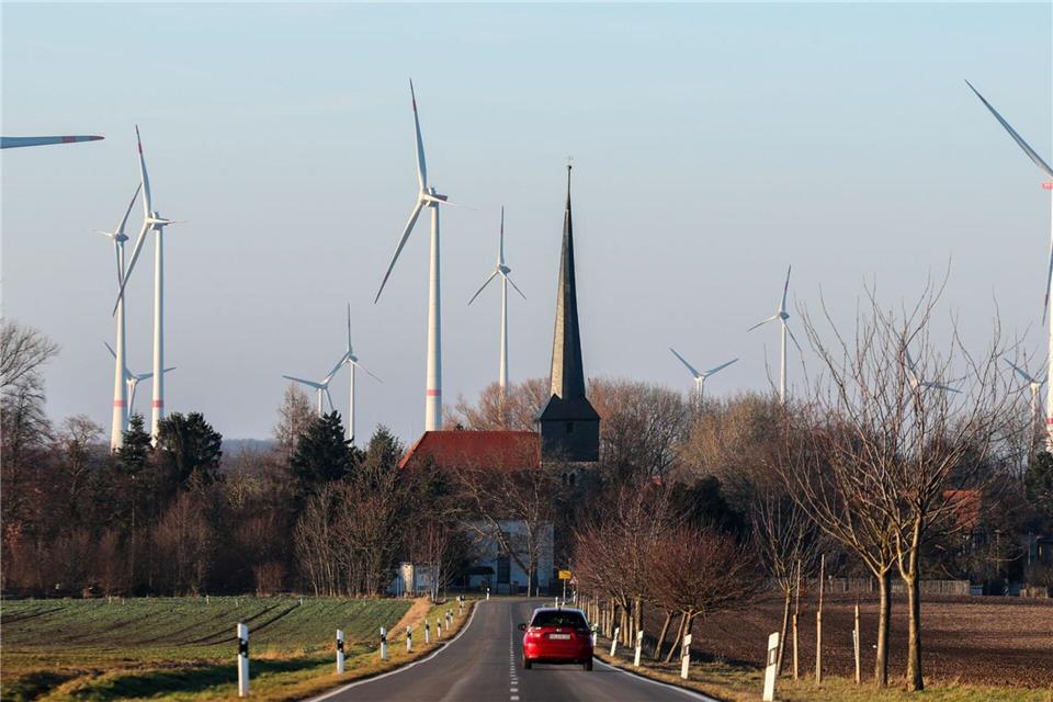 Windräder liefern oft mehr Strom, als die Netze aufnehmen können (Archivbild) Jan Woitas/dpa