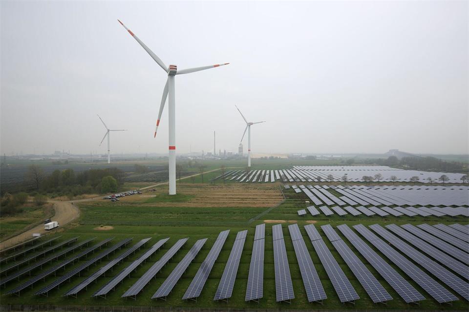 Windräder und Solaranlagen: Schleswig-Holstein exportiert deutlich mehr Strom. picture alliance / Christian Charisius/dpa