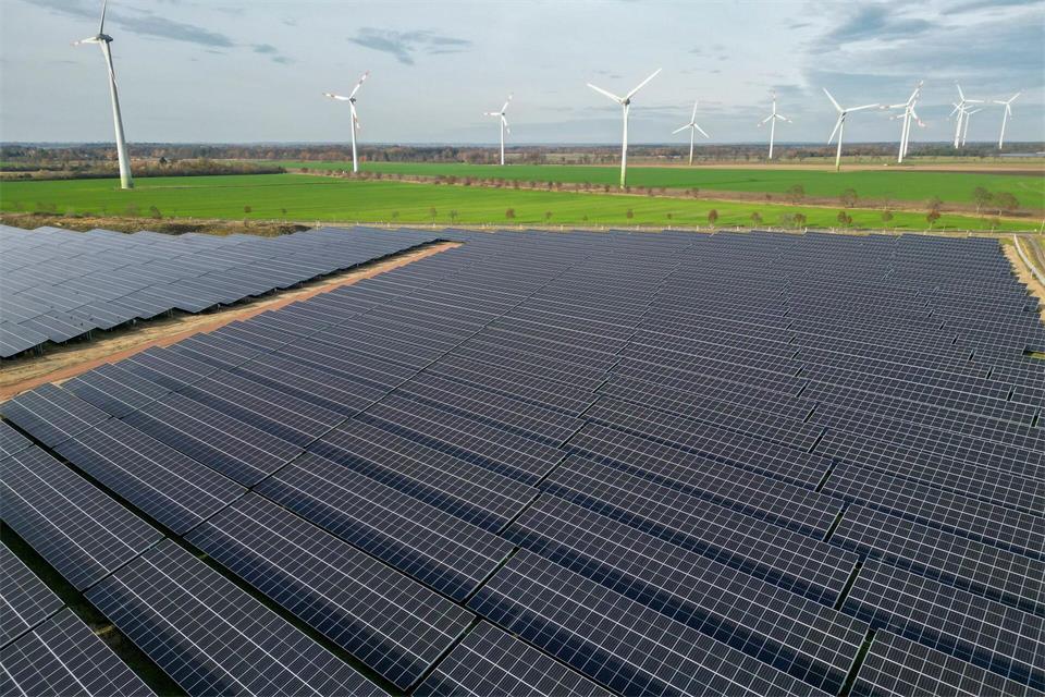 Windräder und Solaranlagen sollen in Sachsen-Anhalt deutlich ausgebaut werden. (Symbolbild) Jan Woitas/dpa