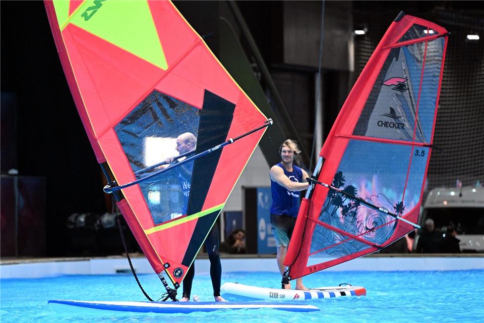 Windsurfer in einem Wasserbecken bei der Wassersportmesse Boot 2026.Federico Gambarini/dpa