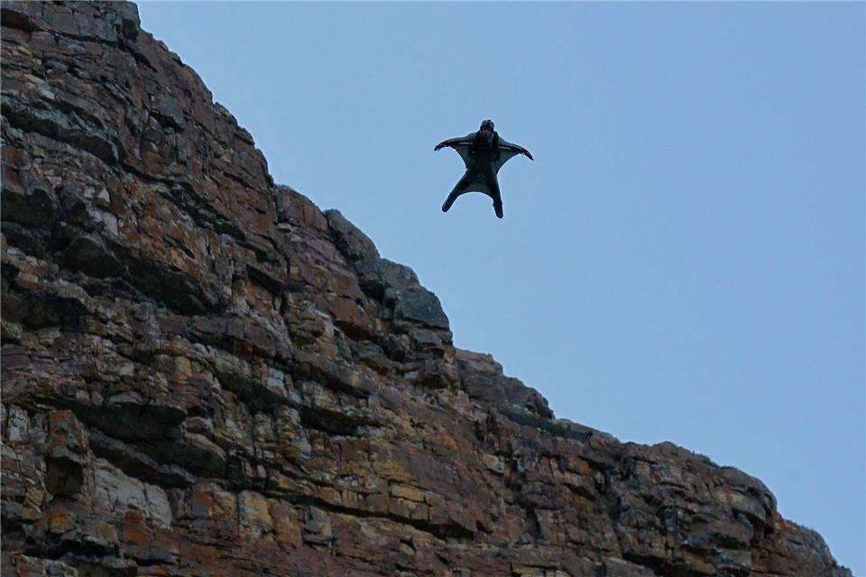 Wingsuits-Piloten sprechen von einem Gefühl des Fliegen (Symbolbild)Nic Bothma/dpa