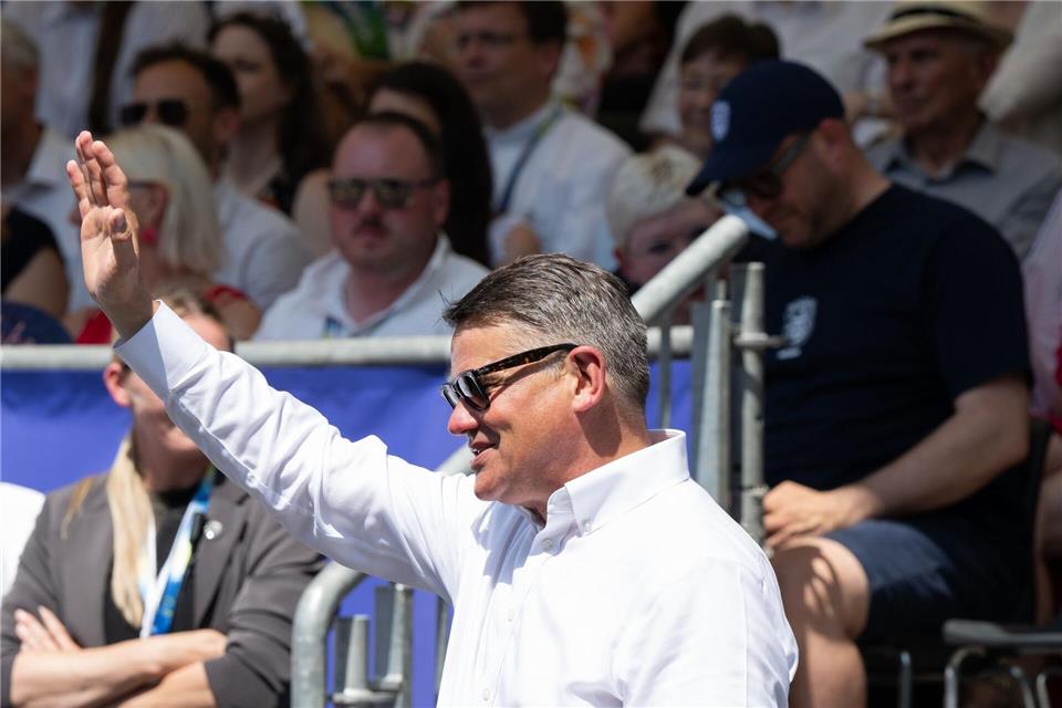 Winkender Regierungschef - Hessens Ministerpräsident Boris Rhein (CDU) plant einen Familienurlaub in Südfrankreich. (Archivbild)Florian Wiegand/dpa