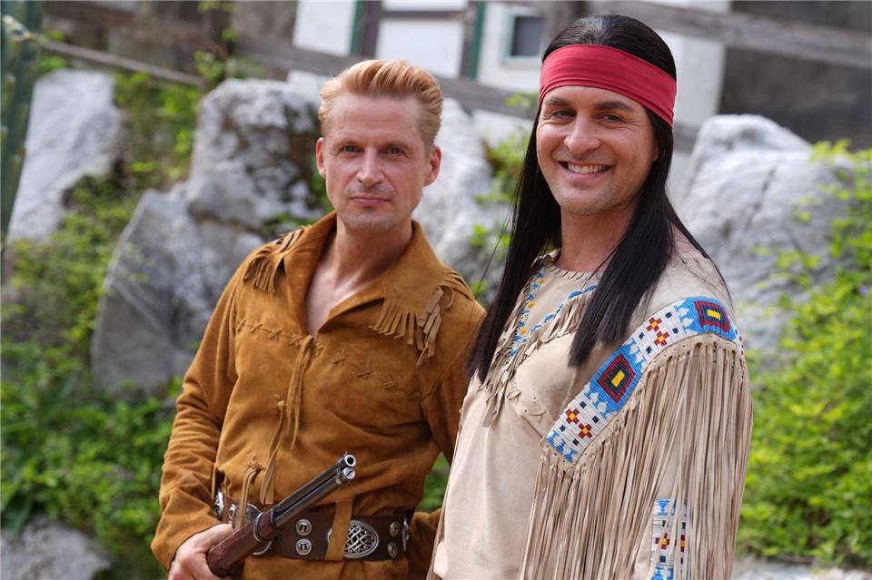 Winnetou und Old Shatterhand, gespielt von Alexander Klaws (r) und Bastian Semm (l), haben in diesem Sommer bereits mehr als 200.000 Zuschauer zu den Karl-May-Spielen nach Bad Segeberg gelockt. (Archivbild)Marcus Brandt/dpa
