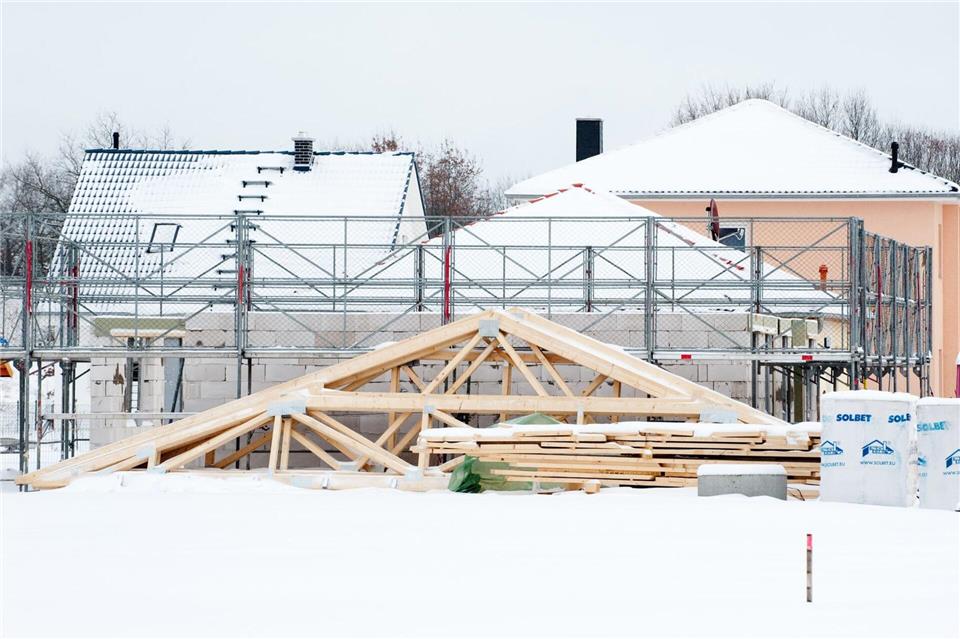 Winter auf der Baustelle: Eis und Schnee muss kein Hinderungsgrund für den Fortgang der Arbeiten sein.Andrea Warnecke/dpa-tmn