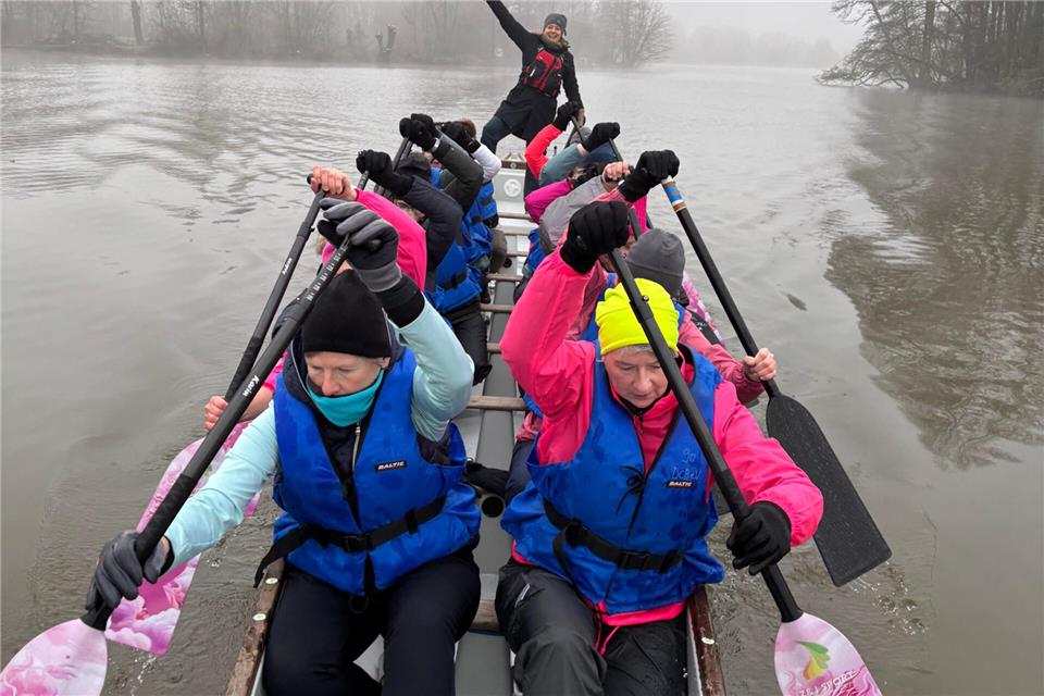 Winter hin oder her – die Dragonboat-Gruppe „Pink Ladies“ zog es jetzt auch bei Schmuddelwetter und tiefen Temperaturen für eine Trainingseinheit auf den Pröbstingsee.