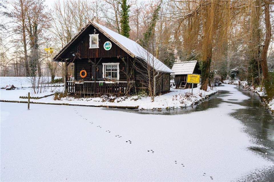 Winter im Spreewald mit Schnee und Eis gilt als besonderes Naturschauspiel. (Archivbild)Patrick Pleul/dpa