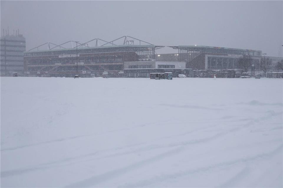 Winter pur in Hamburg: Kein Spiel möglich im Millerntor-Stadion. Christian Charisius/dpa