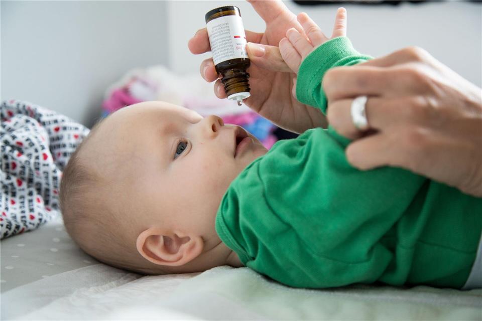 Winterbabys nehmen meist länger Vitamin-D-Präparate: Bei Geburt im Herbst oder Winter wird die Einnahme auf 18 Monate verlängert.Christin Klose/dpa-tmn