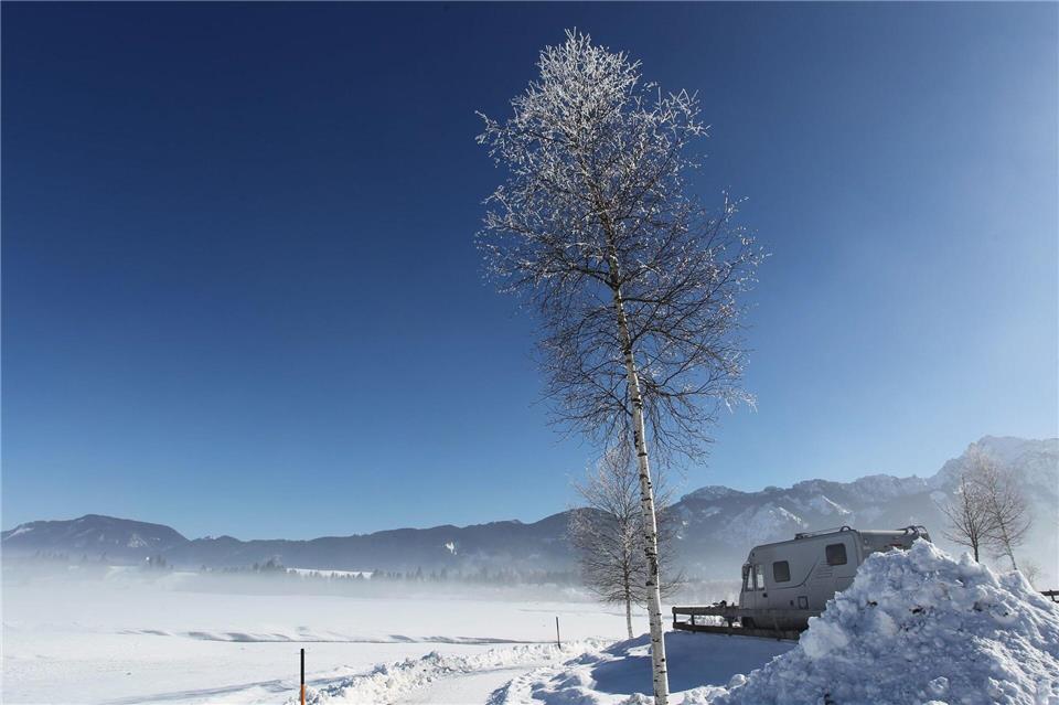 Wintercamping erfreut sich wachsender Beliebtheit: Viele Stellplätze liegen direkt an Skipisten und Loipen.Karl-Josef Hildenbrand/dpa/dpa-tmn