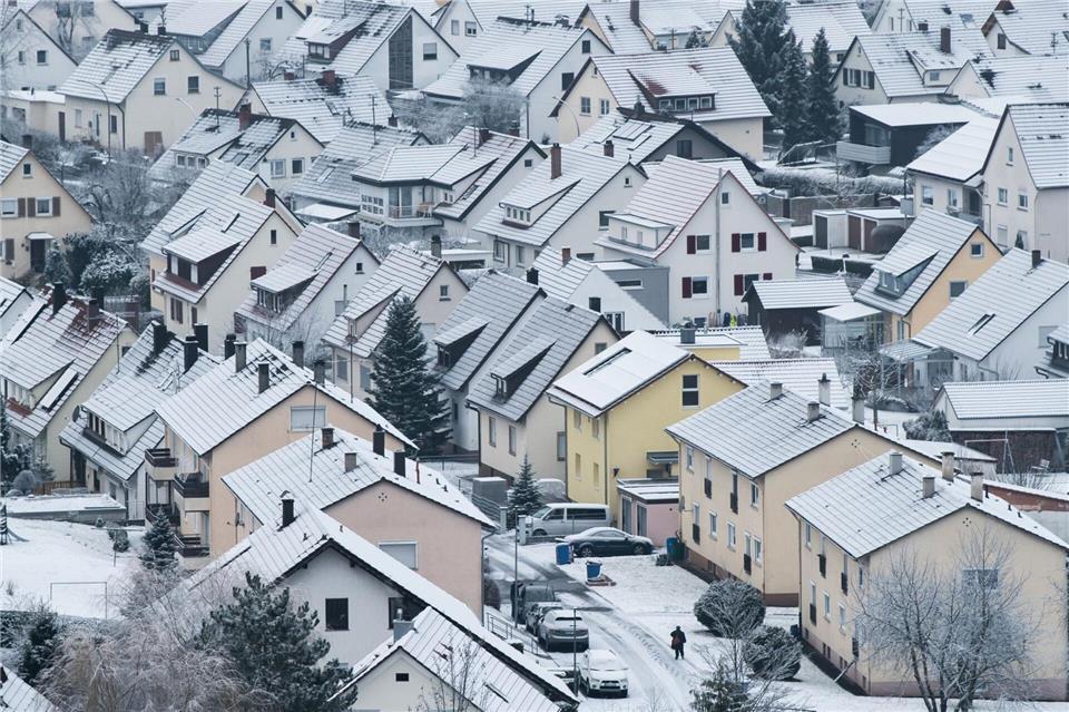 Winterliche Hauspflege schützt vor Schäden: Regelmäßiges Schneeräumen, Entfernen von Eiszapfen und das Sichern von Wasserleitungen beugen teuren Winterproblemen vor.Silas Stein/dpa/dpa-tmn