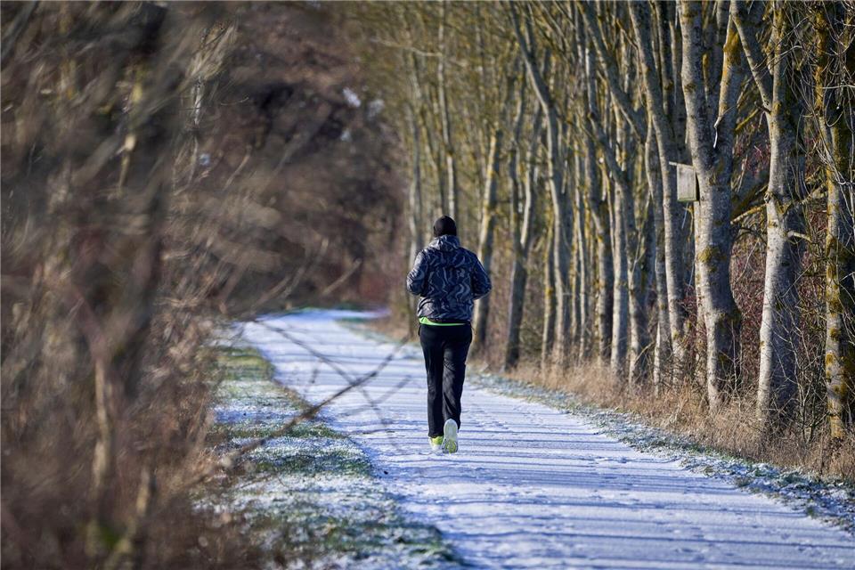 Winterliche Temperaturen und glatte Straßen gibt es in den nächsten Tagen in Rheinland-Pfalz und im Saarland. (Archivbild)Sascha Ditscher/dpa