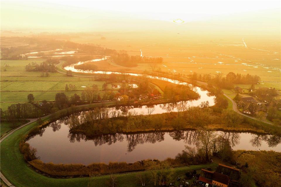 Winterlicher Sonnenaufgang über der WümmeSina Schuldt/dpa