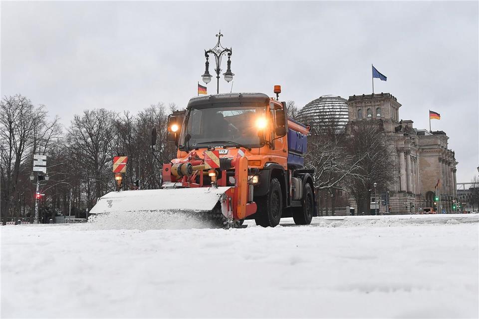 Winterliches Wetter mit Schnee, Glätte und Dauerfrost prägt Berlin und Brandenburg.Paul Zinken/dpa