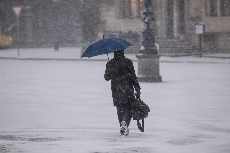 Winterliches Wetter sorgt in Dresden für glatte Straßen und Wege.Robert Michael/dpa