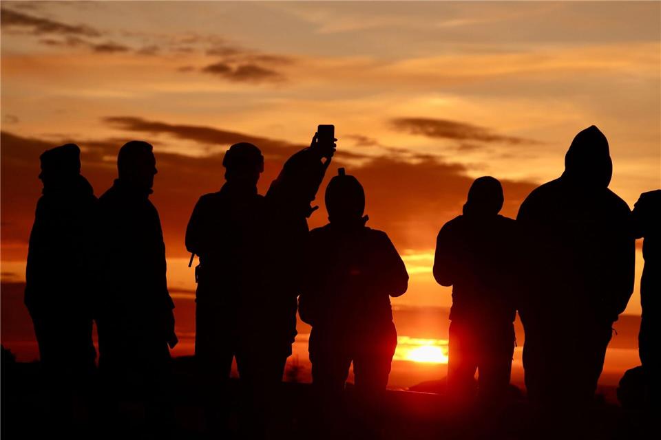Wintersonnenwende: Wanderer erleben auf dem Brocken im Harz den Sonnenaufgang am kürzesten Tages des Jahres.Matthias Bein/dpa