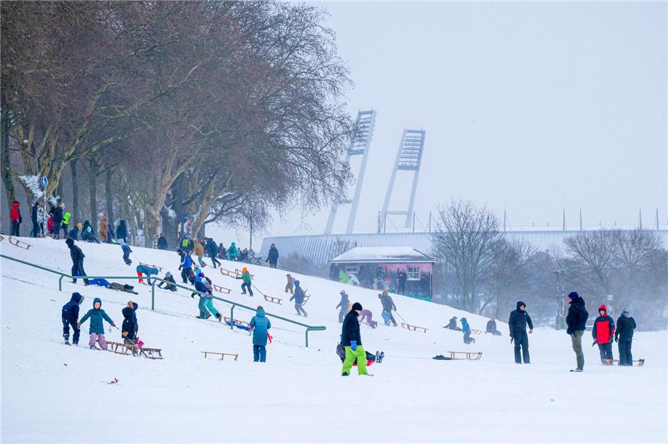 Winterspaß am statt Fußball im Weserstadion: Die jungen Bremer nutzten das Wetter, um vor dem Weserstadion zu rodeln.Sina Schuldt/dpa