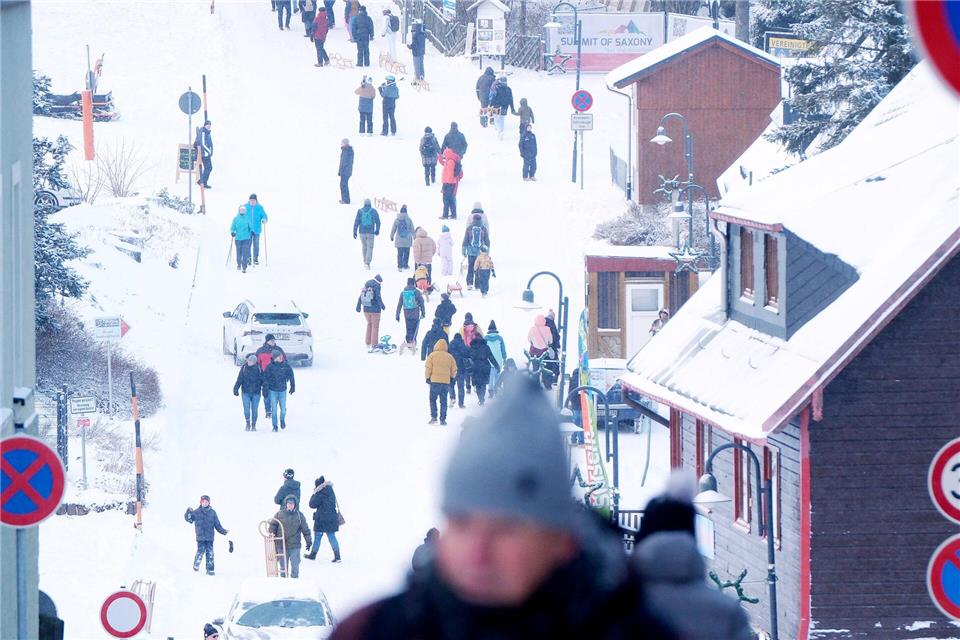 Wintersportler und Ausflügler nutzen das Winterwetter am Fuße des Fichtelbergs.Sebastian Willnow/dpa